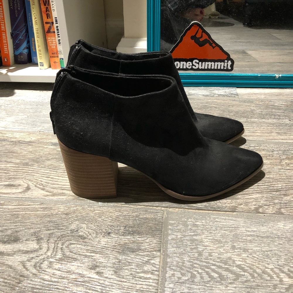 Suede black bootie.